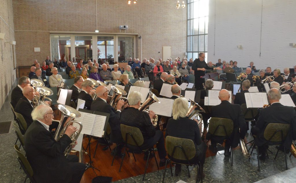 Deze afbeelding heeft een leeg alt-attribuut; de bestandsnaam is CONCERT-BEESTERZWAAG-2-1024x633.jpg